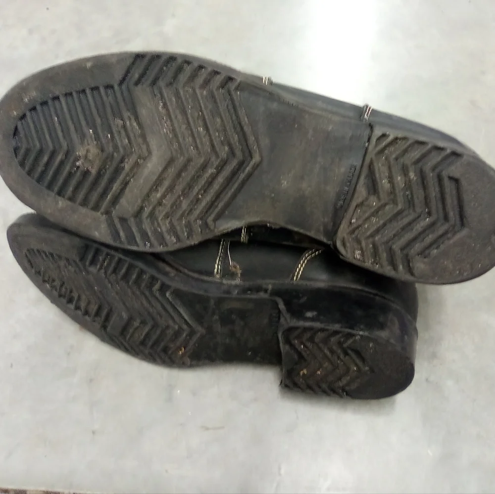 Caboodles Black Sturdy Boots with Chevron Tread